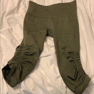Lululemon green cropped scrunched leggings